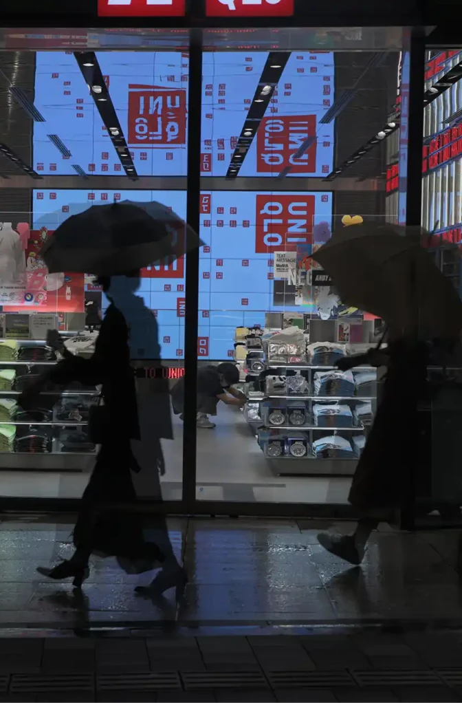 東京/雨のユニクロの前