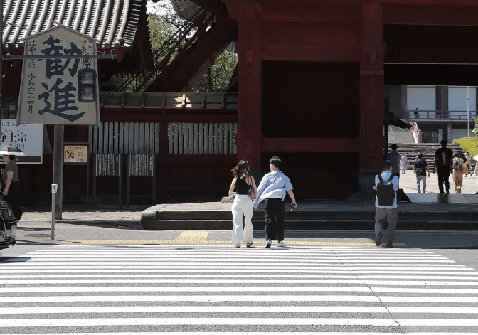 東京/増上寺前横断歩道を歩くカップル